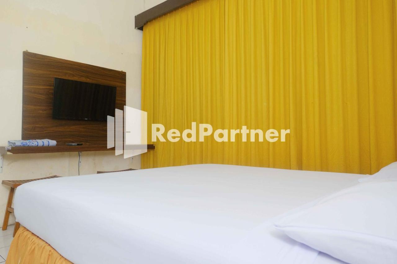 Hotel Transit 1 Makassar Redpartner Экстерьер фото