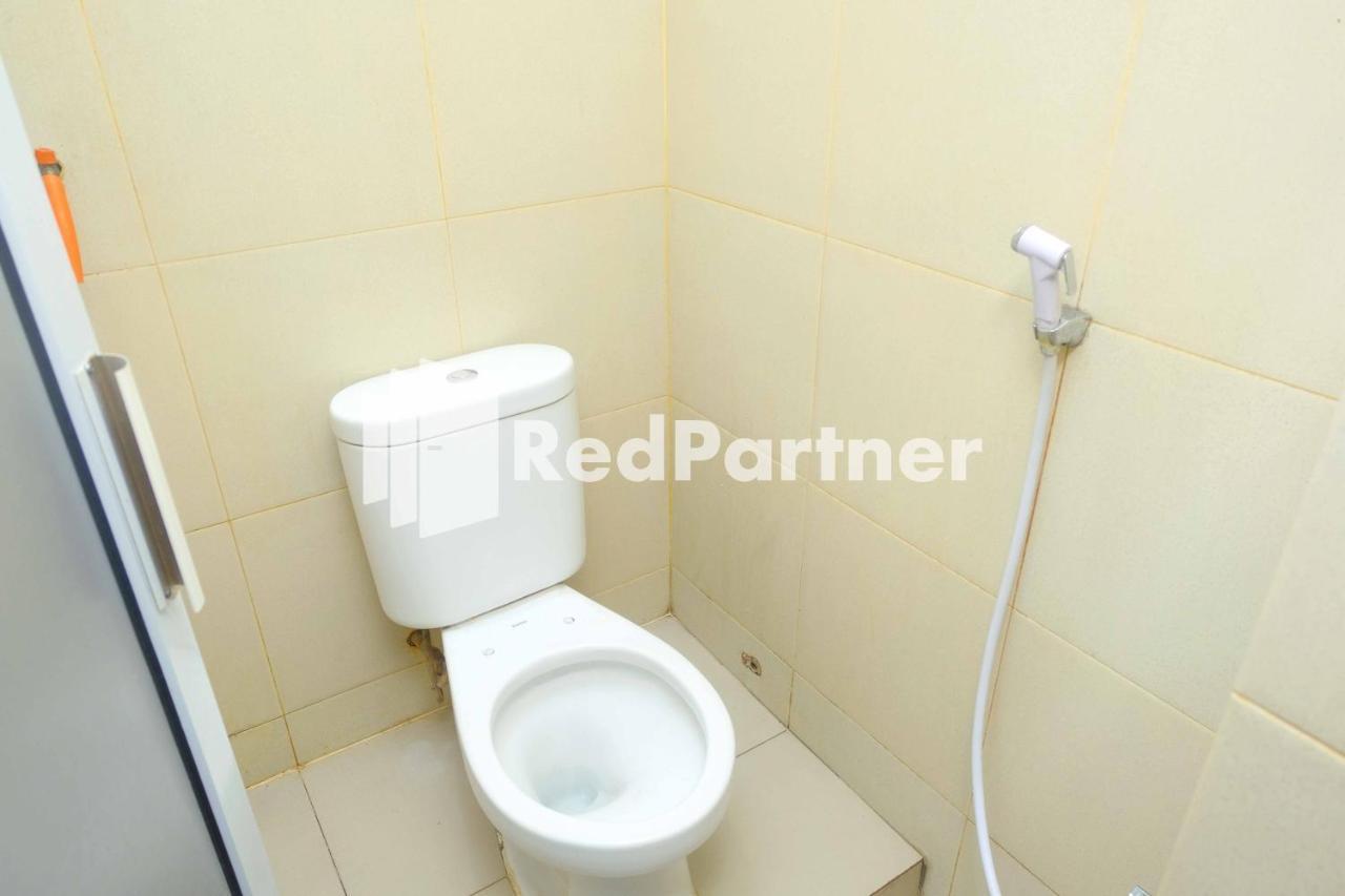 Hotel Transit 1 Makassar Redpartner Экстерьер фото