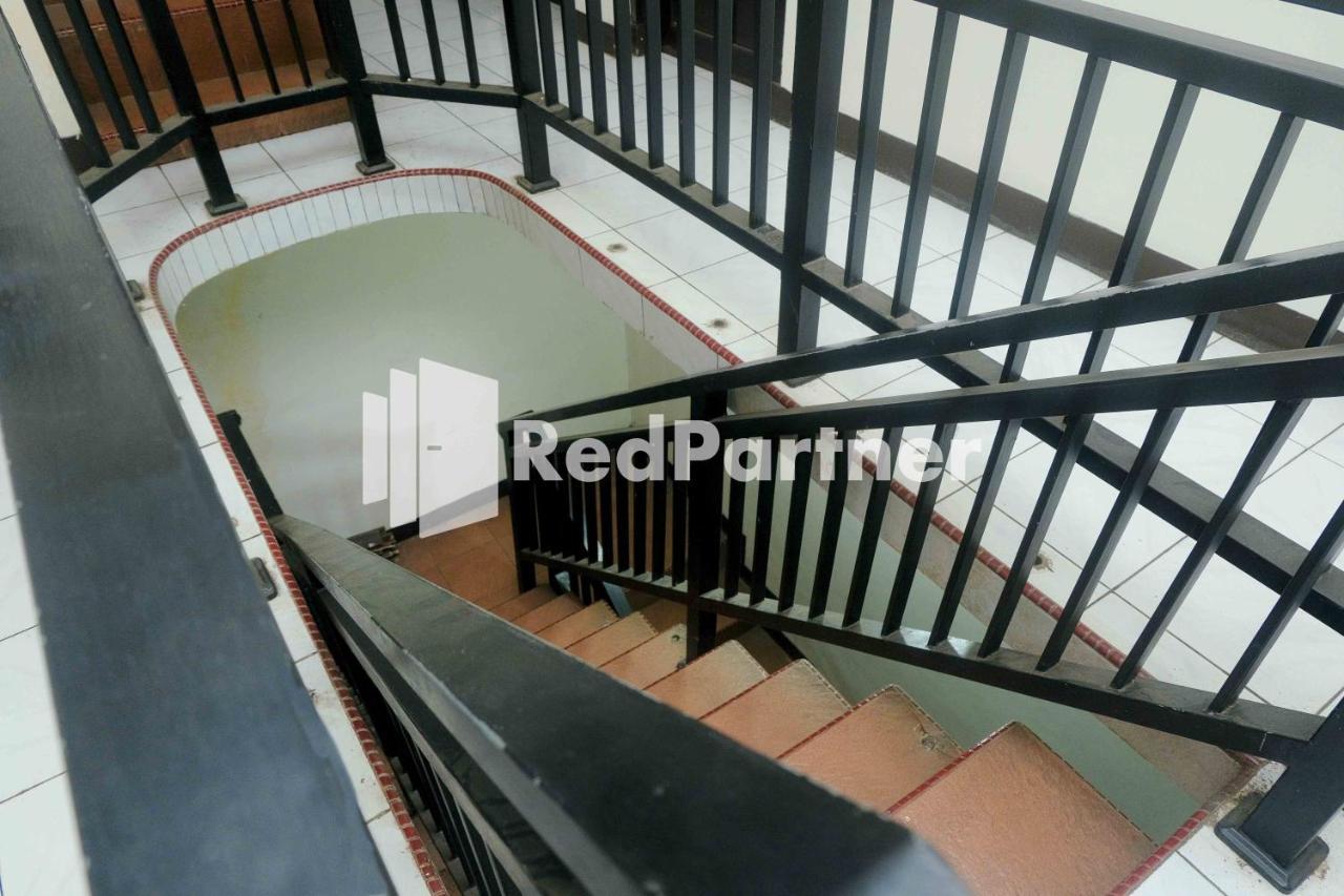 Hotel Transit 1 Makassar Redpartner Экстерьер фото
